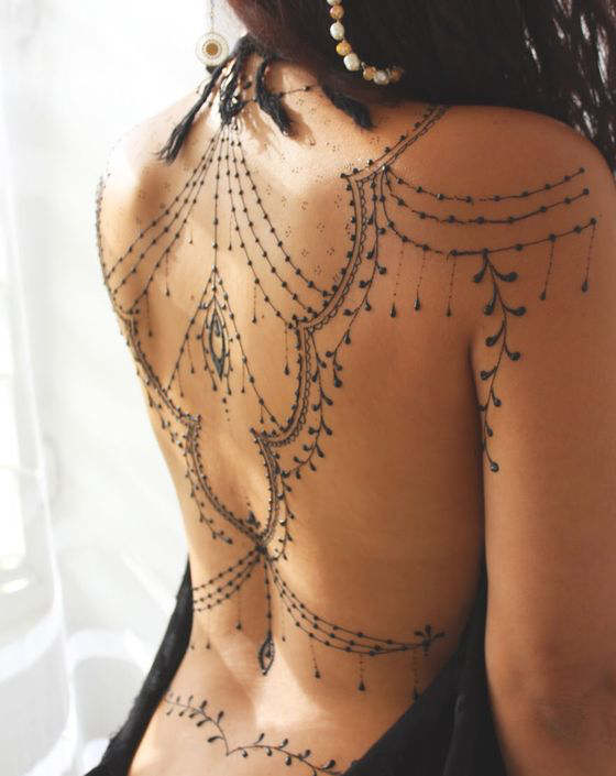 tatuaje de gena espalda mujer